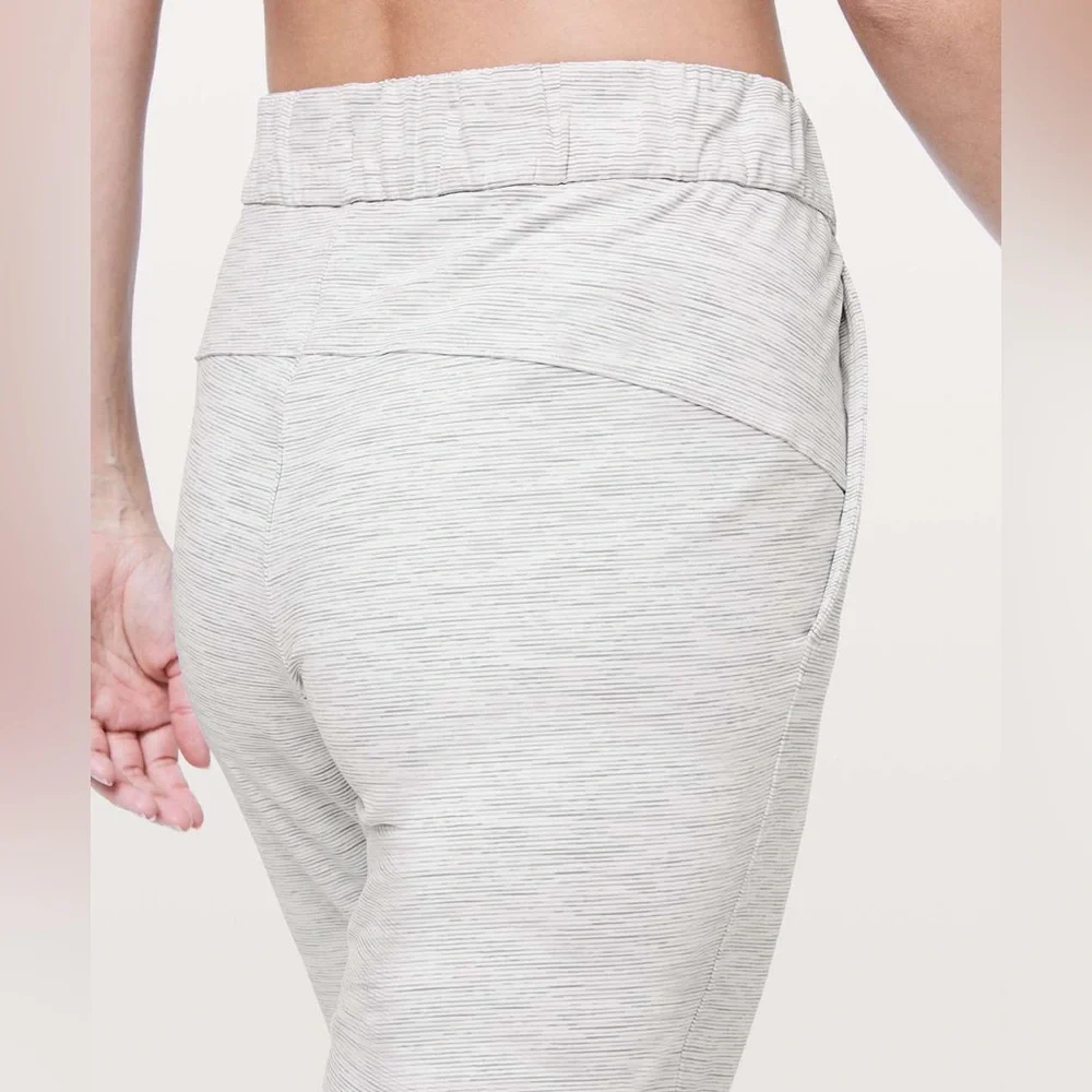 LULULEMON On The Fly Crop 23” Light Gray Joggers Travel Athletic Sweatpants 0